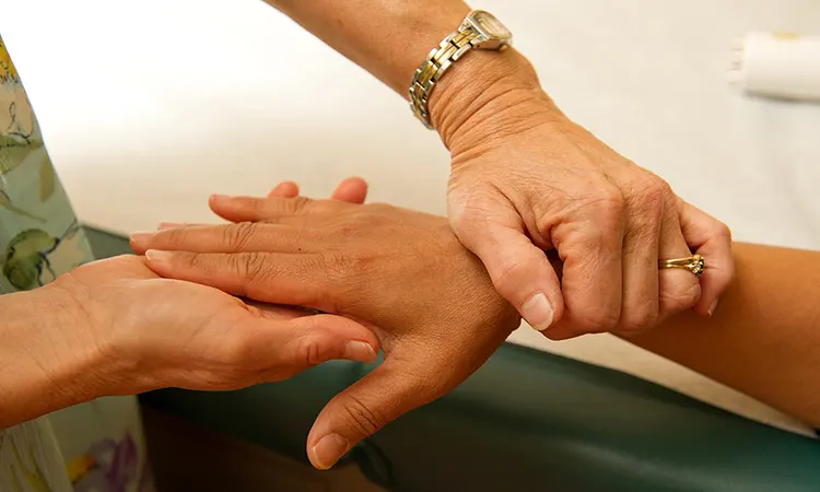 کار درمانی برای کاهش درد مچ دست