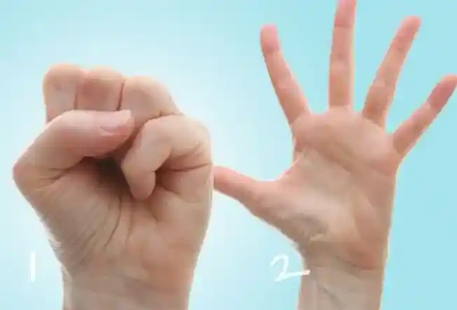 1- مشت کردن انگشتان دست